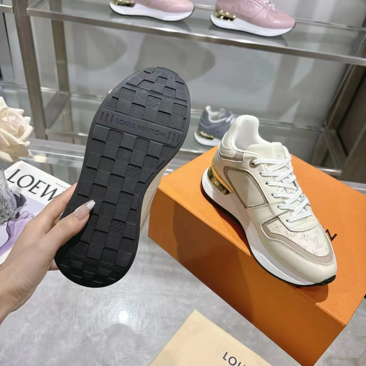 [L Family] P: 760💰Size 35-42 for women, 39-46 for men, (41.42 for women, 45.46 for men, customized) .LV Donkey Brand 🔥🔥LOUIS VUITTON Louis Vuitton's official website synchronizes the 2025 autumn and winter couple's models, which are now on the market, this Neo Run Away sneakers are inspired by running shoes, integrating LV's iconic must-have shoes into the trend. This version is a 1:1 replica of the original version. It is made of two-tone calfskin to highlight its simple lines and unique wedge outsole. Key details include the LV initials on the side and an engraved gold heel stabilizer on the back plus a 2cm hidden insole.